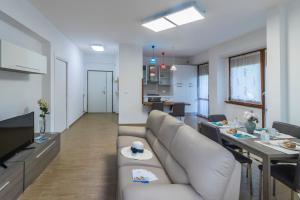 un soggiorno con divano e sala da pranzo di Zaffiro Luxury Silvi Vacanza a Silvi Marina