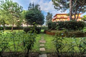 シルヴィ・マリーナにあるZaffiro Luxury Silvi Vacanzaの石道付庭園
