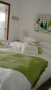 Pousada Casa do Bicho Preguiça tesisinde bir odada yatak veya yataklar