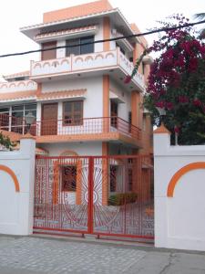 une maison avec une porte devant elle dans l'établissement Momotaro House, à Bodh Gaya