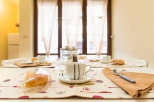uma mesa com uma chávena de café e pão em Stella Marina Silvi Vacanza em Silvi Marina