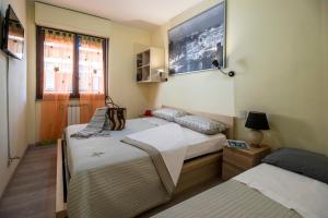 um quarto com 2 camas e uma janela em Stella Marina Silvi Vacanza em Silvi Marina
