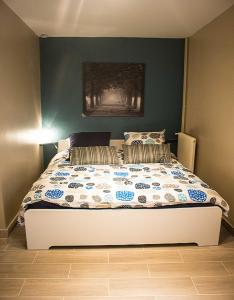 ein Schlafzimmer mit einem Bett in einem Zimmer mit grünen Wänden in der Unterkunft Centre Ville Chateau in Fontainebleau