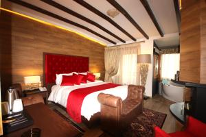 Uma cama ou camas num quarto em Archontiko Metsovou Luxury Boutique Hotel
