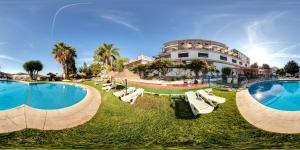 Bazén v ubytování Hotel y Bungalows Balcón de Competa nebo v jeho okolí