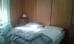 サッパーダにあるCasa Adileのベッドルーム1室(ベッド2台、ランプ、窓付)