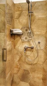 ducha con manguera en el suelo de baldosa en Windmill Studios by Rembrandt Old Town, en Bucarest