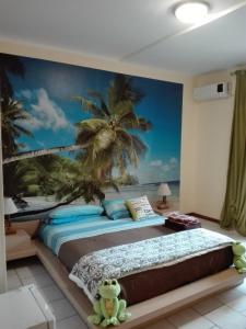 - une chambre avec un lit orné d'une fresque murale de palmiers dans l'établissement B&B Santa Sofia, à Gravina di Catania