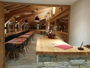una fila de mesas y sillas en un restaurante en Alpen Roc en Morzine