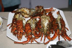JaliapāraにあるSunset Serenityの食器の上にロブスターを乗せた皿 +31枚の写真