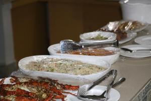 JaliapāraにあるSunset Serenityの数皿のテーブル