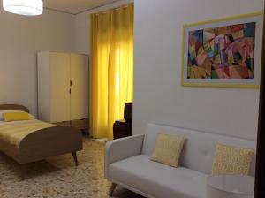 a living room with a couch and a bed at smArt B&B in Salerno