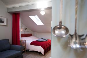 アオスタにあるLa casa di Adaのベッドルーム1室(赤い毛布付きのベッド1台付)
