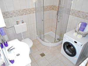 une salle de bain avec douche et machine à laver dans l'établissement Apartman Mirela, à Rovinj 19 autres photos