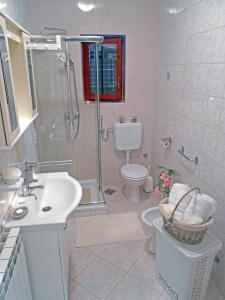 une salle de bains avec douche, lavabo et toilettes dans l'établissement Apartman Mirela, à Rovinj
