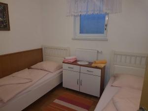 Postel nebo postele na pokoji v ubytování Rezidenca Ervin
