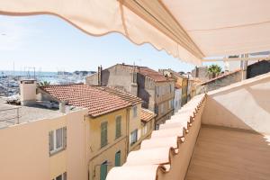 einen Blick vom Balkon eines Gebäudes in der Unterkunft Coup de coeur: duplex centre ville vue mer & port in Bandol