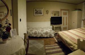 pokój hotelowy z 2 łóżkami i telewizorem w obiekcie Lottas Rum w mieście Smedjebacken