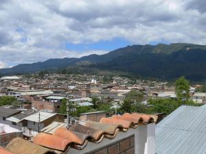vistas a una ciudad con montañas en el fondo en Hostal Vista Hermosa, en Chachapoyas