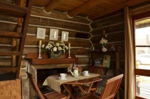 a dining room with a table and chairs in a cabin at Maravillosa in La Pedrera