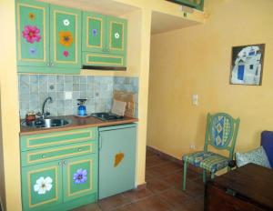 A kitchen or kitchenette at Polytropon Apartments