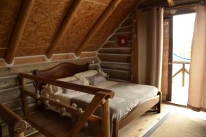 a bedroom with a bed in a log cabin at Maravillosa in La Pedrera