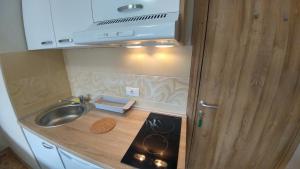 Kuchyň nebo kuchyňský kout v ubytování Arena East Apartment