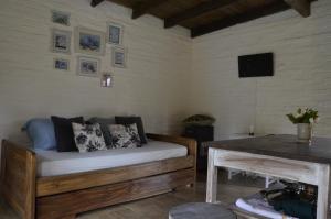 Habitación con cama, mesa y TV. en Los Superabuelos, en La Pedrera