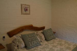 un dormitorio con una cama con dos almohadas. en Los Superabuelos, en La Pedrera