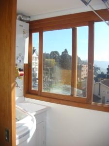 baño con ventana con vistas a la ciudad en AP. CENTRO GRAMADO, en Gramado