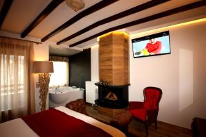 Uma cama ou camas num quarto em Archontiko Metsovou Luxury Boutique Hotel