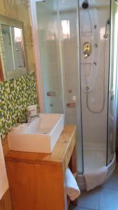 a bathroom with a sink and a shower at Carilafquen Habitaciones en Suite in Valparaíso
