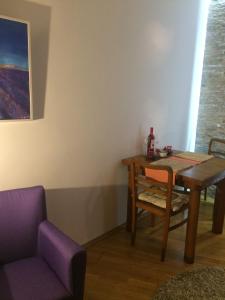 uma sala de jantar com uma mesa e uma cadeira em Apartment Boris em Niš