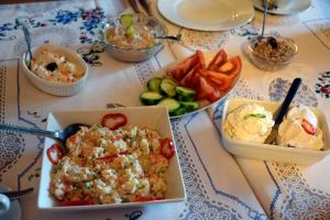 una mesa cubierta con tazones de comida y hortalizas en Casa Mora, en Suceviţa