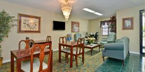 a waiting room with a table and chairs at Americas Best Value Inn Hazlehurst in Hazlehurst