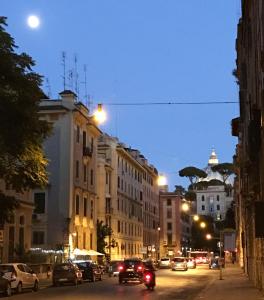 ローマにあるB&B Stelle Di Romaの車の運転で夜の賑やかな街路