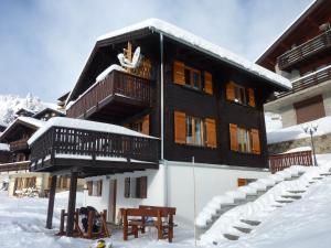 Chalet Valaisia talvel