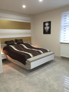 una camera da letto con un letto e una faccia bianca e nera sul muro di Apartament Nina a Wisła