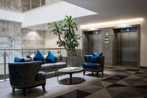 فندق ريال مايسترانزا في غواذالاخارا: لوبي فيه كنب وكرسيين وطاولة