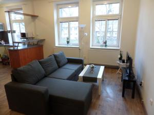トルトノフにあるApartmány Trutnov Promenádaのソファとコーヒーテーブルのあるリビングルーム