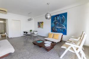 uma sala de estar com um sofá e uma mesa em Apartamento Vip Edificio Calima em San Andrés