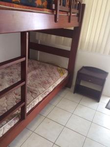Bunk bed o mga bunk bed sa kuwarto sa NUESTRA CASA-OUR HOME Salinas by A2CC
