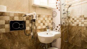 Un baño con ducha, lavabo e inodoro. en METRO Apartment Prague by Main Train and Bus Station, en Praga 11 fotos más