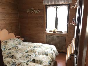 a bedroom with a bed and a window at Chalet dei Conti in Pescocostanzo