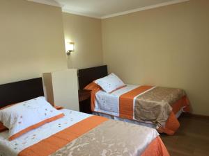 Ένα ή περισσότερα κρεβάτια σε δωμάτιο στο Hostal Luna del Mar