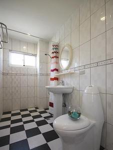 關山的住宿－關山會館民宿 ，一间带卫生间和水槽的浴室