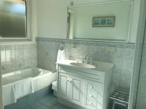 a bathroom with a sink, toilet and bathtub at Taras Richmond Farmstay in Richmond
