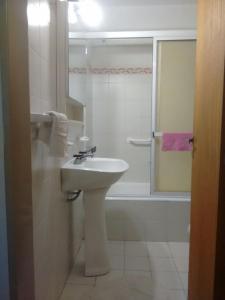 La salle de bains est pourvue d'un lavabo et d'une baignoire. dans l'établissement Horizontal, à Mar del Plata