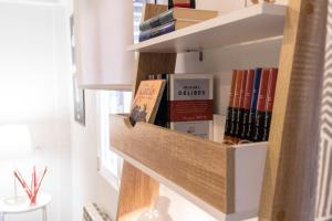 ein Bücherregal gefüllt mit Büchern in einem Raum in der Unterkunft Apartamento Garval Valladolid in Valladolid