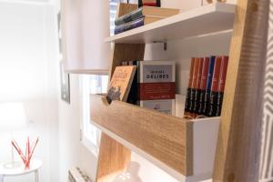 a book shelf filled with books in a room at Apartamento Garval Valladolid in Valladolid